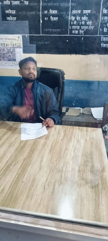कार्यालय जिला शिक्षा अधिकारी जांजगीर के द्वारा बैक डेट में रजिस्टर में खाली जगह छोड़कर आत्मानंद स्कूल की भर्ती प्रक्रिया को पूरी करने का प्रयास किया जा रहा है जिसमें रजिस्टर को 20 तारीख के डेट में कोरा छोडा गया है आचार संहिता लगने के बाद भी रात को 2:00 बजे तक बैठकर लिस्ट बनाया गया है रजिस्टर कार्यालय से गायब आत्मानंद खंड के प्रभारी क्रिसलय धृतलहरे के द्वारा आवक जावक रजिस्टर को बिलासपुर सिग्नेचर करने हेतु ले जाया गया है 5 KSHITITECH img202501211335298565149377671925682 KSHITITECH