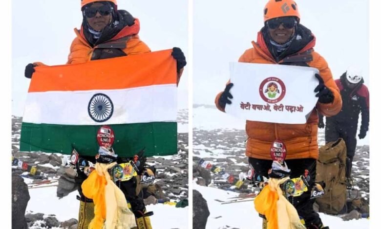 बेटी बचाओ बेटी पढ़ाओ की ब्रेन्ड एम्बेसडर सुश्री भावना ने माउंट एकॉनकागुआ में फहराया भारत का झंडा 1 KSHITITECH jhanda KSHITITECH