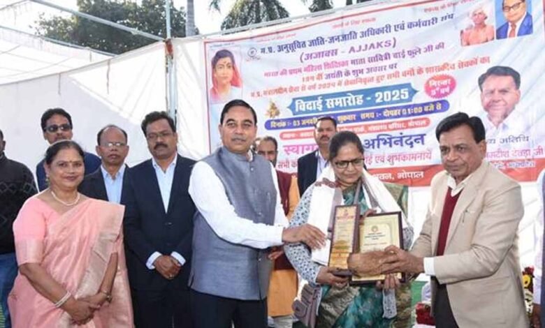 मंत्रालय में सेवानिवृत्त हुए शासकीय सेवकों को विदाई दी 1 KSHITITECH ma KSHITITECH