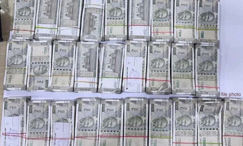 दुर्ग पुलिस ने चेकिंग अभियान कार से एक करोड़ से अधिक रकम की जब्त 1 KSHITITECH money2 KSHITITECH