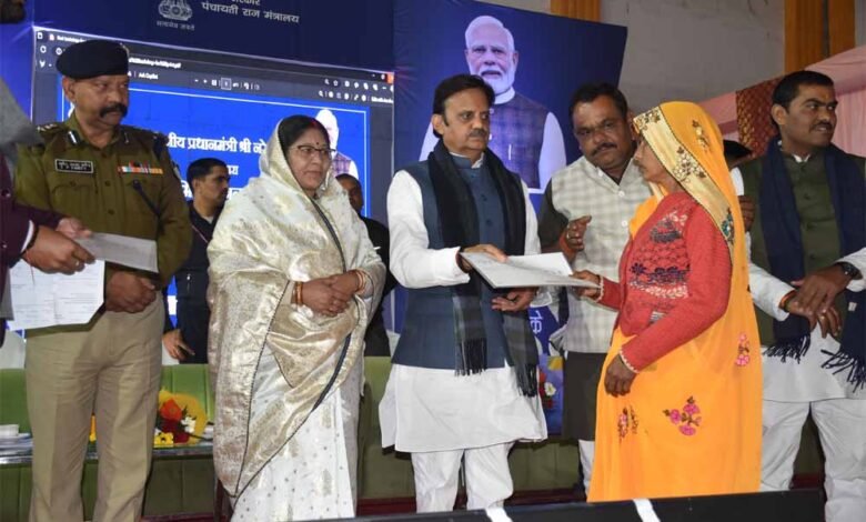 रीवा के 4283 हितग्राहियों को मिले सम्पत्ति कार्ड: उप मुख्यमंत्री शुक्ल 1 KSHITITECH s2 KSHITITECH