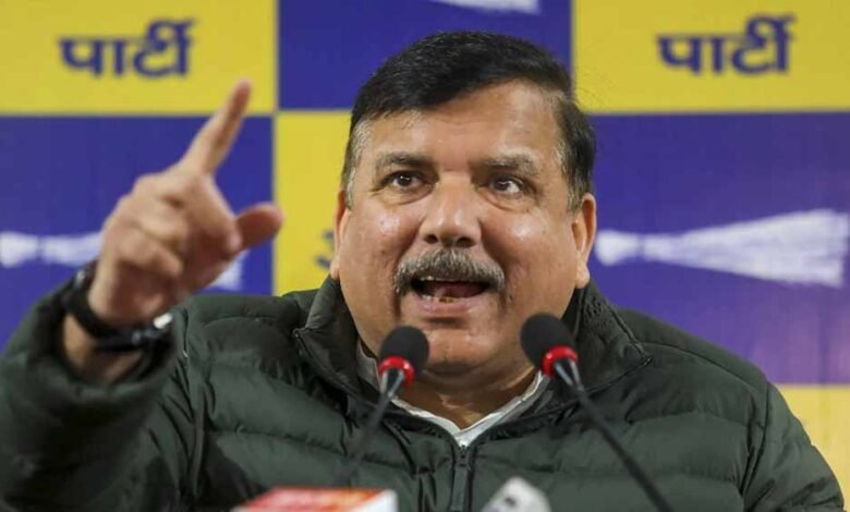 संजय सिंह ने कहा- बीजेपी दुष्प्रचार करने में लगी है. दुनिया की सबसे बड़ी पार्टी अरविंद केजरीवाल की टॉयलेट में फंसी हुई है 1 KSHITITECH sanjay1 2 KSHITITECH