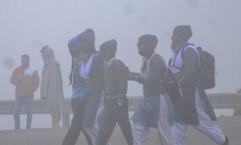 प्रदेश में शीतलहर के कहर से बदला स्कूल और आंगनबाड़ी का समय, डीएम ने दिया अनुपालन का आदेश 1 KSHITITECH school 34 3 1 KSHITITECH