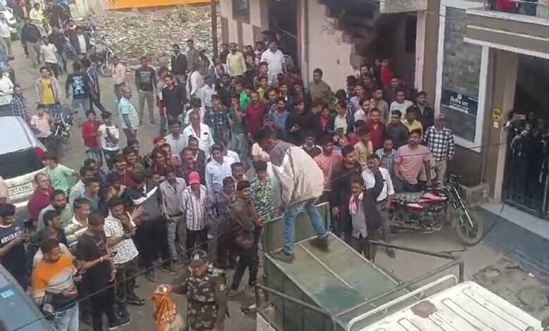 मानसरोवर कॉलोनी में घुसा तेंदुआ, देखते ही कॉलोनी के लोग दहशत में, वन विभाग की टीम ने रेस्क्यू कर पकड़ा 1 KSHITITECH tendua1 KSHITITECH