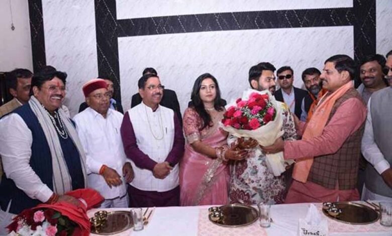 मुख्यमंत्री डॉ. यादव राज्यपाल डॉ. थावरचंद गेहलोत के सुपोत्र के वैवाहिक समारोह में शामिल हुए, नव दंपत्ति को दिया आशीर्वाद 1 KSHITITECH thawar KSHITITECH