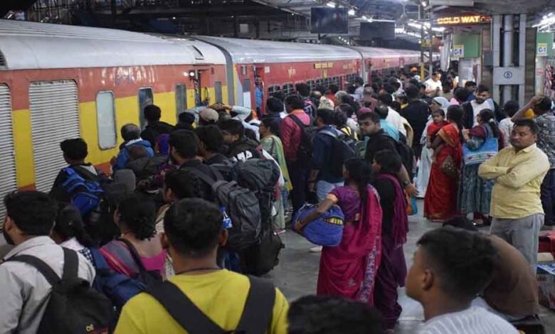 मुंबई-हावड़ा और दिल्ली रूट की ट्रेनों में जनवरी तक नो बर्थ 1 KSHITITECH train 1 KSHITITECH