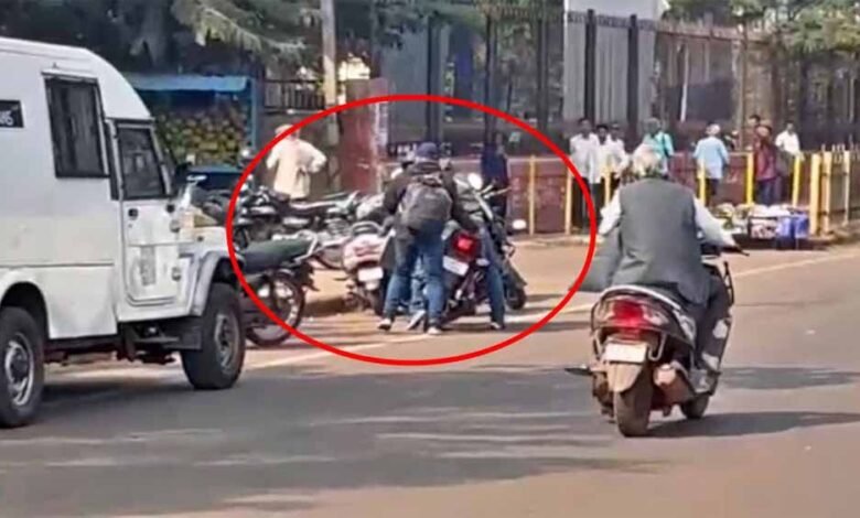 ATM में भरने के लिए लाए गए 93 लाख रुपये लूटे, मोटरसाइकिल सवार हथियारबंद लुटेरों ने सुरक्षाकर्मी की गोली मारकर की हत्या 1 KSHITITECH van1 1 KSHITITECH