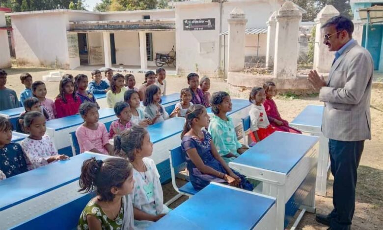 हिंदुस्तान पावर के सीएसआर विभाग द्वारा परियोजना प्रभावित ग्रामीण क्षेत्रों के विद्यालयों में किया गया डेस्क और बेचों का वितरण 1 KSHITITECH 1 155 KSHITITECH