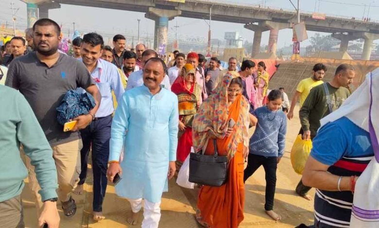 बिना वीआईपी प्रोटोकॉल के मप्र सरकार के मंत्री राकेश शुक्ला ने सपरिवार लगाई महाकुंभ में डुबकी 1 KSHITITECH 1 168 KSHITITECH