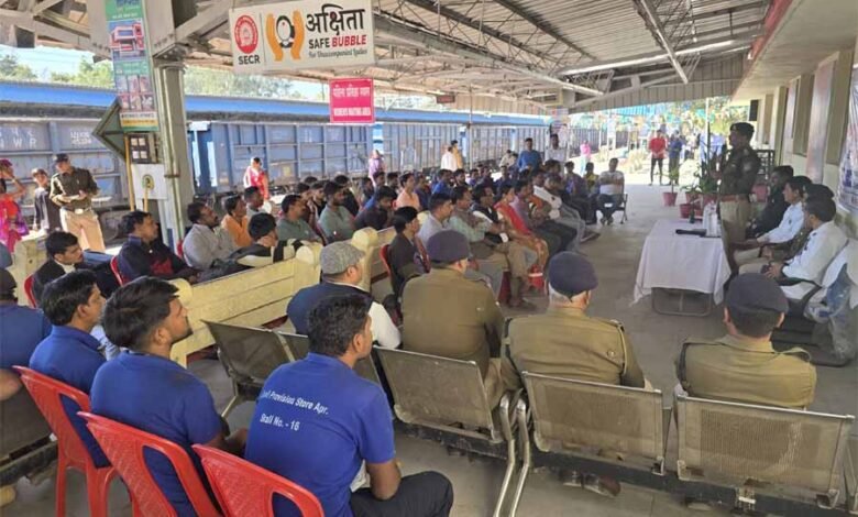 रेल्वे स्टेशन अनूपपुर में थाना कोतवाली अनूपपुर द्वारा सायबर क्राईम सुरक्षा जागरूकता कार्यक्रम का आयोजन 1 KSHITITECH 1 339 KSHITITECH
