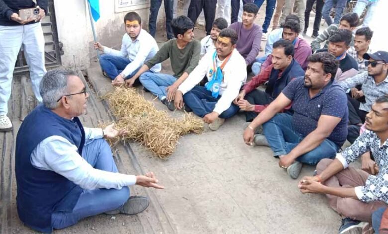 विधायक के हस्तक्षेप के बाद महाविद्यालय प्राचार्य बयान से विवादों में आए, एनएसयूआई ने कॉलेज गेट पर दिया धरना, मचा हड़कंप..! 1 KSHITITECH 1 53 KSHITITECH