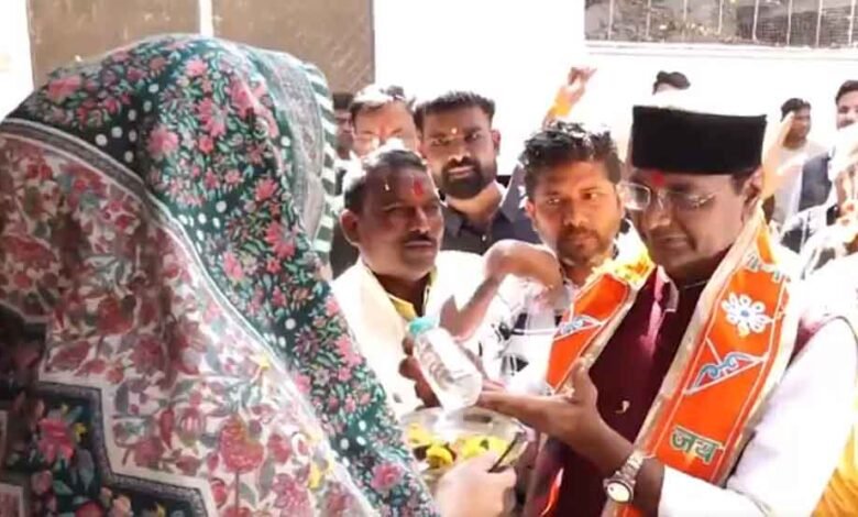 मंत्री विश्वास कैलाश सारंग की अनूठी पहल : प्रयागराज गंगाजल वितरण का किया शुभारंभ 1 KSHITITECH 1 549 KSHITITECH