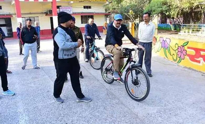 निगम आयुक्त को निरीक्षण के दौरान जोन कार्यालय में मिली गंदगी, स्वास्थ्य निरीक्षक को लगाई फटकार 1 KSHITITECH 1 826 KSHITITECH