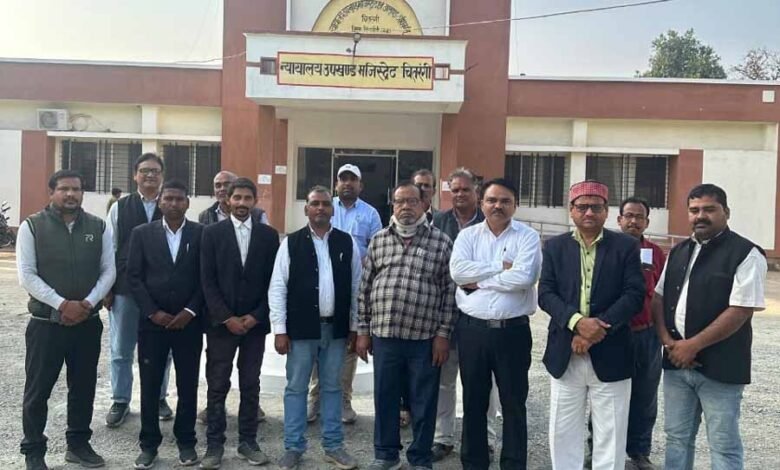 चितरंगी न्यायालय में सभी अधिवक्ता रहे हड़ताल पर 1 KSHITITECH 1 866 KSHITITECH
