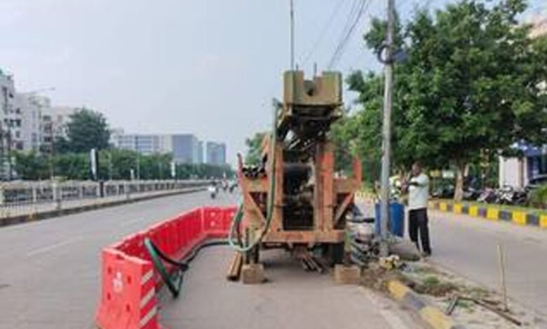 इंदौर-देवास रोड पर फ्लाईओवर निर्माण के लिए डेढ़ किमी का मेन रोड बंद कर दिया गया 1 KSHITITECH 12A 57 KSHITITECH