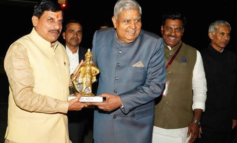 उप राष्ट्रपति धनखड़ को राज्यपाल पटेल और मुख्यमंत्री डॉ. यादव ने दी विदाई 1 KSHITITECH 15A 1 KSHITITECH