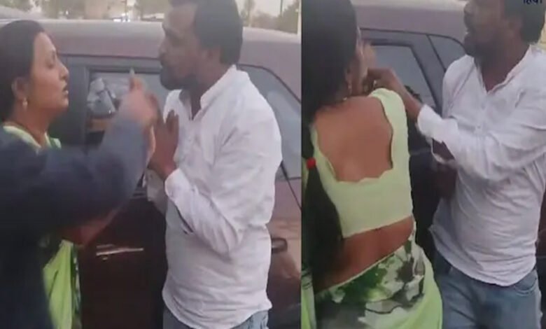 बैतूल में भीमसेना के प्रदेश प्रभारी पंकज अतुलकर को एक महिला ने सड़क किनारे चप्पल से पीटा और एसपी ऑफिस तक खींच ले गई 1 KSHITITECH 16A 100 KSHITITECH