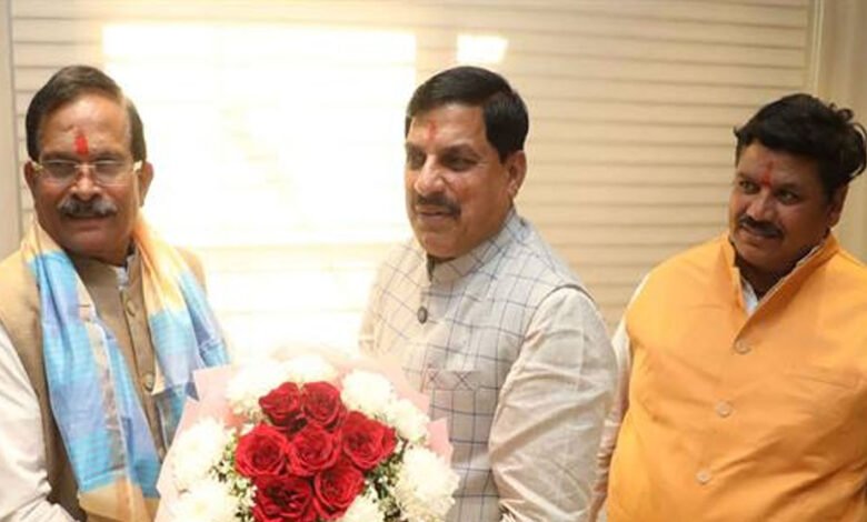 मुख्यमंत्री डॉ. यादव से केंद्रीय राज्यमंत्री नाईक ने की उज्जैन में सौजन्य भेंट 1 KSHITITECH 16A 11 KSHITITECH