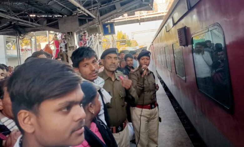 महाकुंभ महापर्व: श्रद्धालुओं की सुविधा और सुरक्षा के लिए भोपाल स्टेशन पर विशेष प्रबंध 1 KSHITITECH 17A 13 KSHITITECH