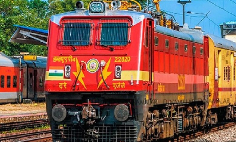 महाकुंभ जाने वाली सभी ट्रेनों में दो इंजन क्यों लगाए जा रहे है, जाने इसके पीछे क्या कारण 1 KSHITITECH 19A 122 KSHITITECH
