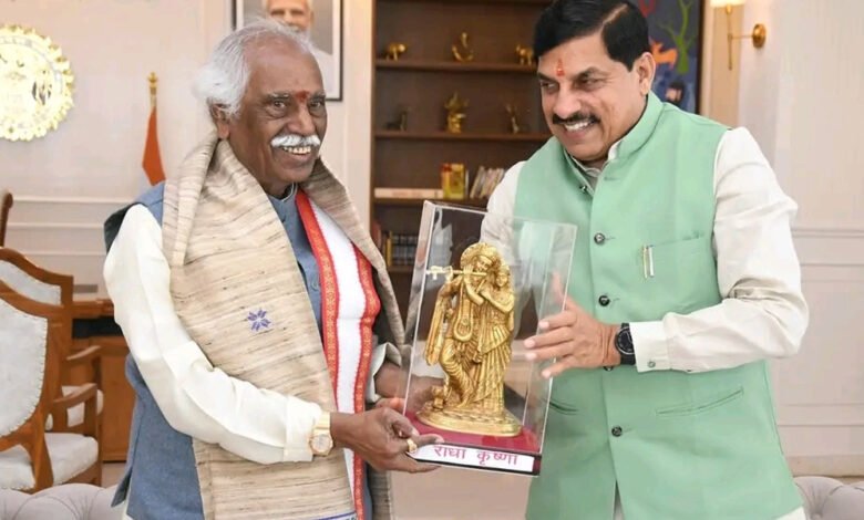 हरियाणा के राज्यपाल बंडारू दत्तात्रेय आज भोपाल पहुंचे जहां मुख्यमंत्री डॉ मोहन यादव ने उनका स्वागत किया 1 KSHITITECH 19A 68 KSHITITECH