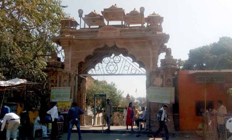 दतिया में स्थित प्रसिद्ध पीतांबरा शक्ति पीठ मंदर का मुख्य द्वार बंद, उत्तर गेट से मिलेगा प्रवेश 1 KSHITITECH 2 124 KSHITITECH