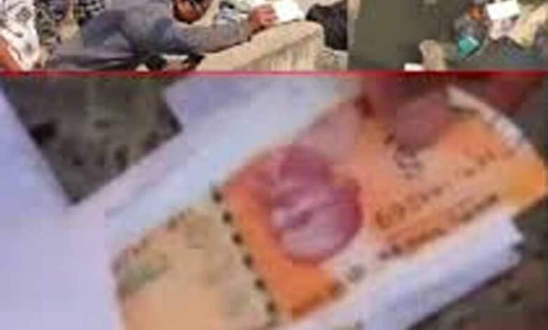 पैसे बांटकर मतदाताओं को लुभाने में जुटे प्रत्याशी को रंगे हाथ पकड़ा, विवाद बढ़ा तो नाले में फेंक दिया लिफाफा 1 KSHITITECH 2 157 KSHITITECH