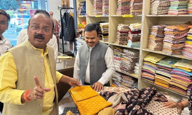राज्य मंत्री जायसवाल ने मृगनयनी, कबीरा और विंध्यावैली स्टोर का किया निरीक्षण 1 KSHITITECH 2 215 KSHITITECH