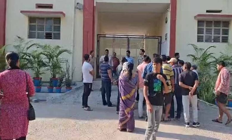 स्कूल के टॉयलेट में हुए सोडियम ब्लास्ट से चौथी कक्षा की बच्ची बुरी तरह झुलसी, परिजनों में आक्रोश 1 KSHITITECH 2 378 KSHITITECH