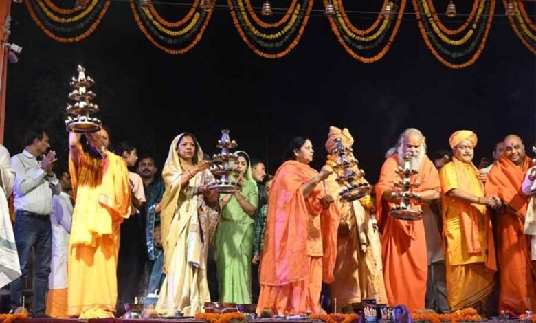 कौशल्या देवी साय ने महानदी महाआरती में शामिल होकर प्रदेश की सुख-समृद्धि की कामना की 1 KSHITITECH 2 403 KSHITITECH