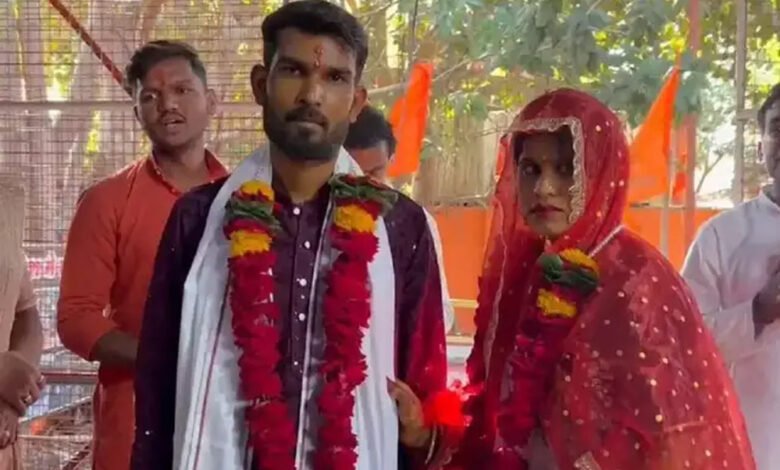 खंडवा में पिया मिलन का अद्भुत नजारा, प्रेमी को पाने के लिए न सिर्फ परिवार के खिलाफ युवती ने विवाह रचाया बल्कि अपने इस्लाम धर्म का भी त्यागा 1 KSHITITECH 25A 105 1 KSHITITECH
