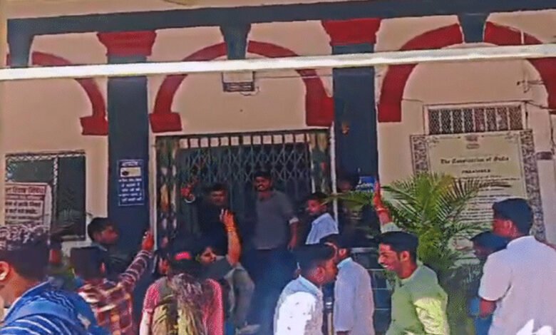 होल्कर साइंस कालेज में भारी हंगामा, होली के पोस्टर हटाए तो 150 प्रोफेसरों को छात्रों ने बनाया बंधक 1 KSHITITECH 25A 62 KSHITITECH