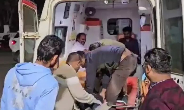 रीवा में कुंभ यात्रियों की कार ट्रेलर से टकराई, 3 की मौत:7 घायल; मढ़ी गांव स्थित पूर्वांचल ढाबा के पास हादसा 1 KSHITITECH 25A 63 KSHITITECH
