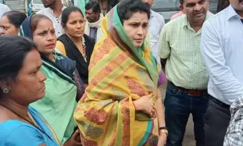 राज्यमंत्री श्रीमती गौर ने एमपीईबी के अधिकारियों से कहा कि बिजली की अंडरग्राउंड केबिल बिछाने में खोदी गई सड़कों की तुरंत मरम्मत करें 1 KSHITITECH 27A 131 KSHITITECH