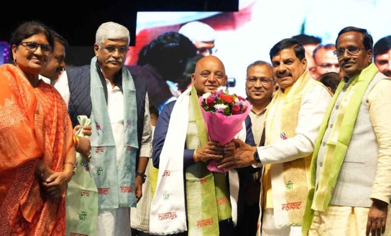 विक्रमोत्सव-2025 के शुभारंभ पर गायक हंसराज एवं आनंद मणि ने किये भजन प्रस्तुत 1 KSHITITECH 27A 15 KSHITITECH