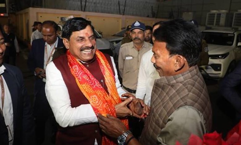 मुख्यमंत्री डॉ. यादव खजुराहो से इंदौर आकर उज्जैन हुए रवाना 1 KSHITITECH 27A 17 KSHITITECH