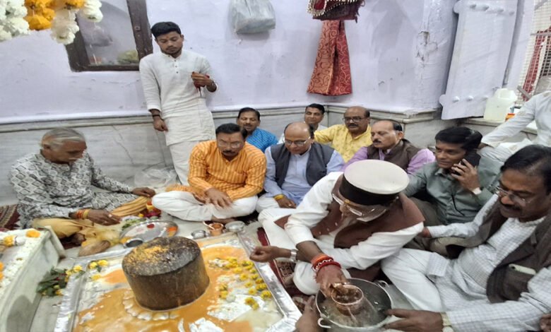 मनकामेश्वर महादेव नेवरी मंदिर प्रांगण में मंत्री विश्वास कैलाश सारंग महाआरती में उपस्थित हुए 1 KSHITITECH 27A 27 KSHITITECH
