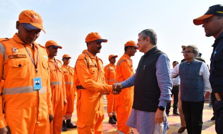 मंत्री अश्वनी वैष्णव ने रेलवे के अधिकारियों एवं कर्मचारियों के कार्यों की व्यक्तिगत रूप से मिलकर सराहना की 1 KSHITITECH 28A 21 KSHITITECH