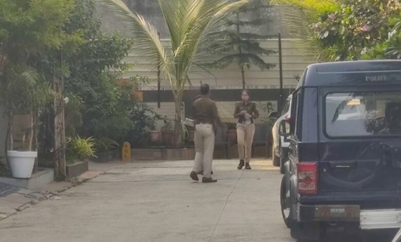 इंदौर : नगर निगम से सस्पेंड ARO परमार के घर पर EOW का छापा, तीन ठिकानों पर ताबड़तोड़ एक्शन 1 KSHITITECH 28A 73 KSHITITECH