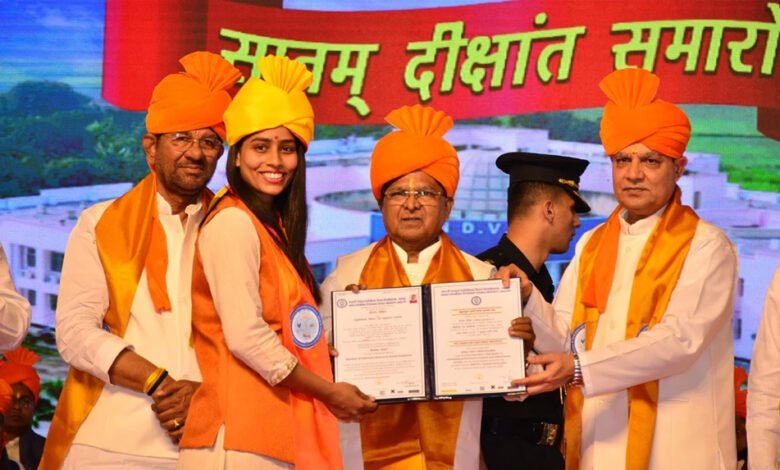 दीक्षा समारोह में राज्यपाल पटेल की गरिमामय उपस्थिति में 1029 छात्रों को उपाधि की प्रदान 1 KSHITITECH 28A 87 KSHITITECH