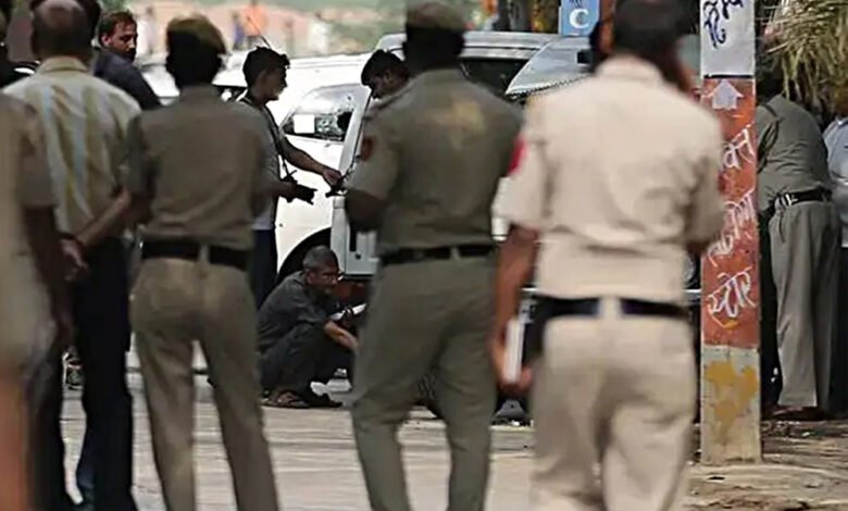 पुलिसकर्मी की लापरवाही के कारण शिकायतकर्ता को न्याय नहीं मिला, डीसीपी ने प्रधान आरक्षक को आरक्षक बनाया, वेतनवृद्धि पर रोक लगाई 1 KSHITITECH 2A 30 KSHITITECH