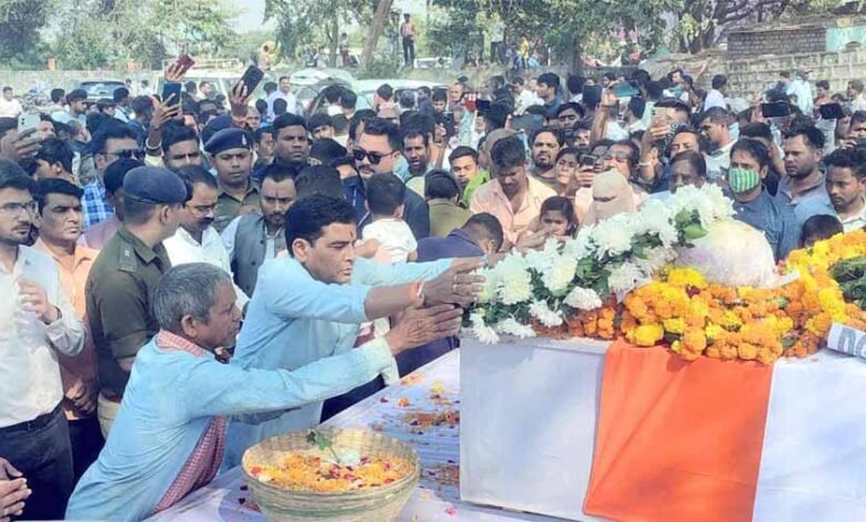 नक्सली मुठभेड़ में शहीद नरेश धुव के पार्थिव शरीर को राजस्व मंत्री ने दिया कंधा 1 KSHITITECH 3 113 KSHITITECH