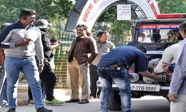 कानपुर कोतवाली थाने में नवाजुद्दीन सिद्दीकी की शूटिंग देखने भीड़ उमड़, पुलिस ने लगाई बैरिकेंडिग 1 KSHITITECH 3 215 KSHITITECH