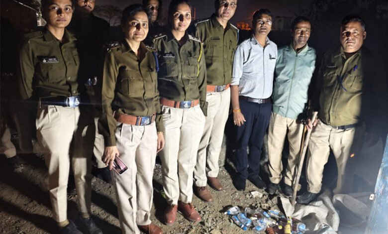 मदिरा दुकानों के आसपास साफ सफाई ना रखने एवं दुकानों के पास अवैध मदिरापान पर चला आबकारी का डंडा ,,,, 1 KSHITITECH 4A 12 KSHITITECH
