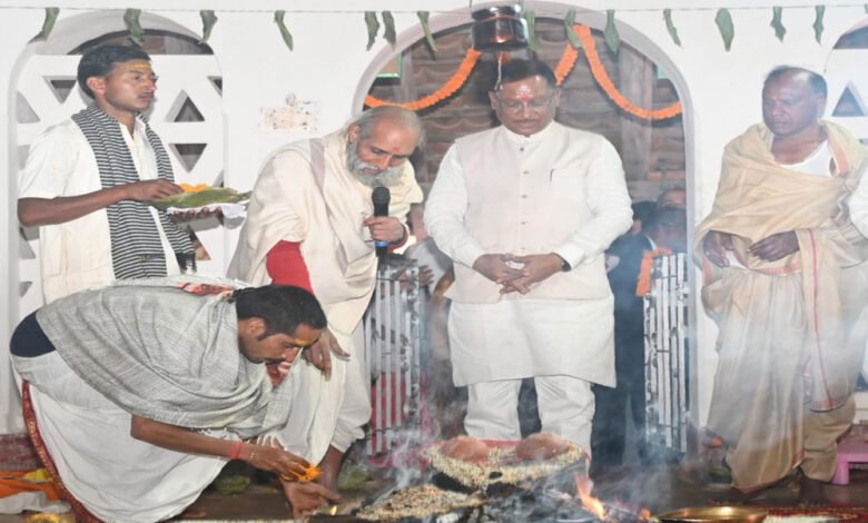 श्रीकोट आश्रम में गुरुमाता पूर्णिमा जी के विग्रह की प्राण प्रतिष्ठा समारोह में शामिल हुए मुख्यमंत्री 1 KSHITITECH 4A 16 KSHITITECH
