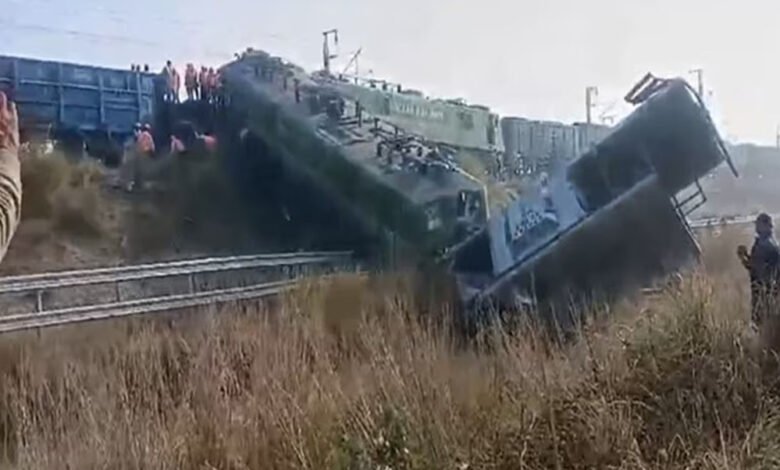 फतेहपुर में 2 मालगाड़ियां टकराईं, दोनों लोको पायलट गंभीर:रेड सिग्नल पर एक ट्रेन खड़ी थी, पीछे से दूसरी ने टक्कर मारी 1 KSHITITECH 4A 18 KSHITITECH