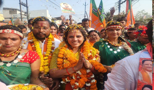 भाजपा की महापौर प्रत्याशी मीनल चौबे की जनसंपर्क रैलीयों में उमड़ रही भीड़ 1 KSHITITECH 7A 22 1 KSHITITECH