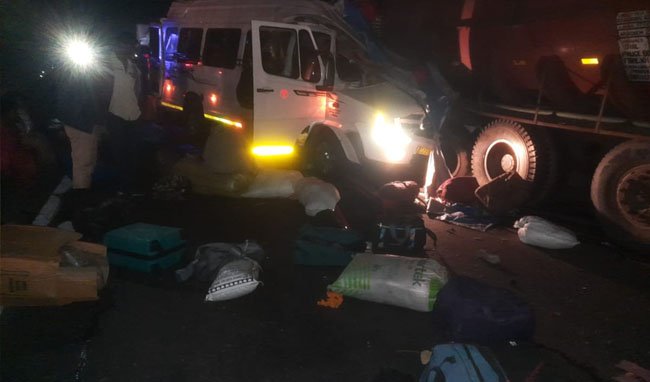 महू :बाइक को टक्कर मारकर टैंकर में घुसी ट्रैवलर, 6 तीर्थयात्रीयों की मौत, 17 घायल 1 KSHITITECH 7A 45 KSHITITECH