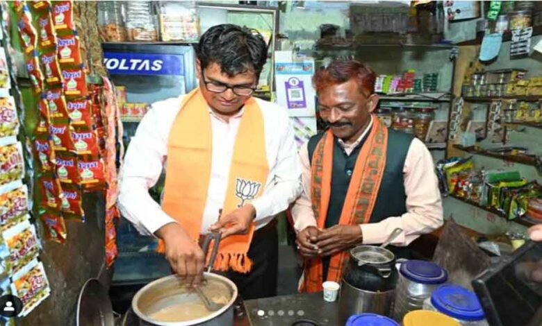 छत्तीसगढ़-रायपुर से भाजपा महापौर प्रत्याशी के ठेले में मंत्री ने बनाई चाय 1 KSHITITECH Chhattisgarh 03 2 1 KSHITITECH