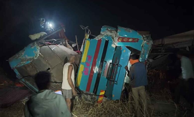 गुजरात में बस खाई में गिरने से मध्य प्रदेश के पांच तीर्थयात्रियों की मौत 1 KSHITITECH Desh 02 2 KSHITITECH
